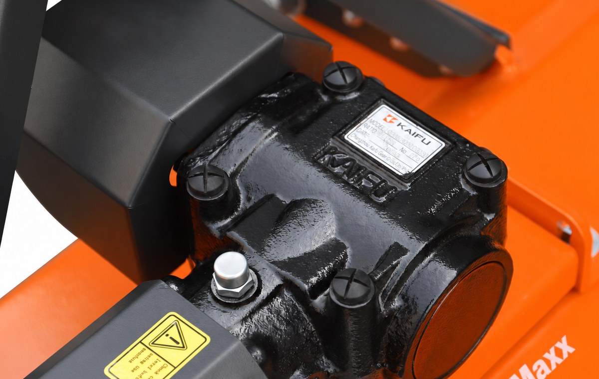 GroundMaxx LFS53 flail mower, close view of the 3-point hitch linkage